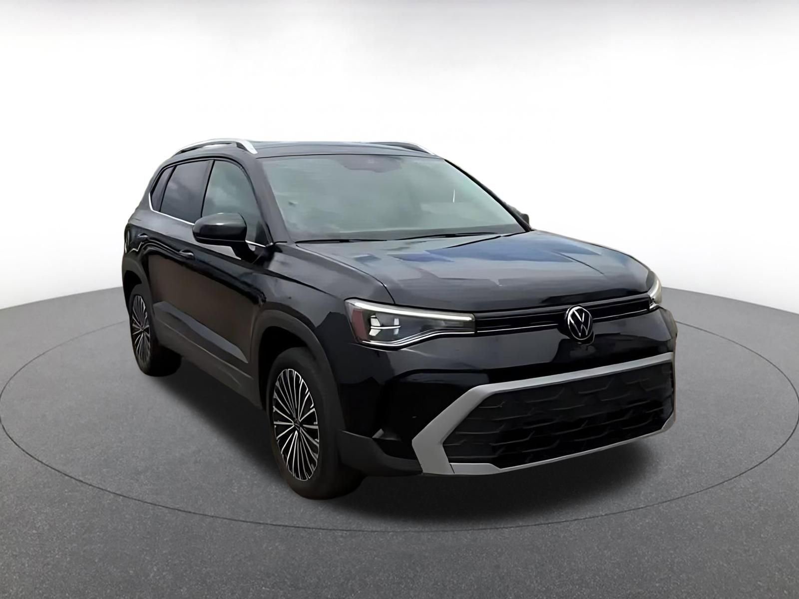 Used 2025 Volkswagen Taos SE FWD image 3