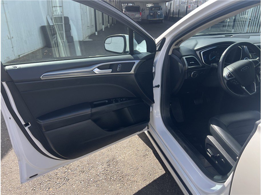 Used 2017 Ford Fusion SE w/ Equipment Group 201A image 14