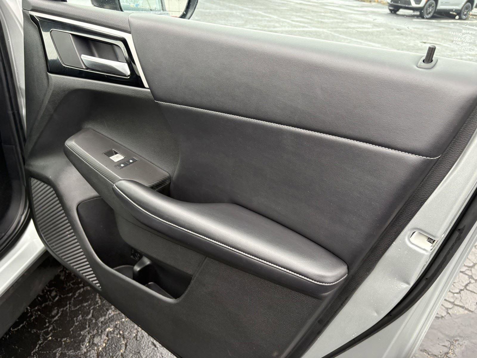 Used 2024 Mitsubishi Outlander SE image 11