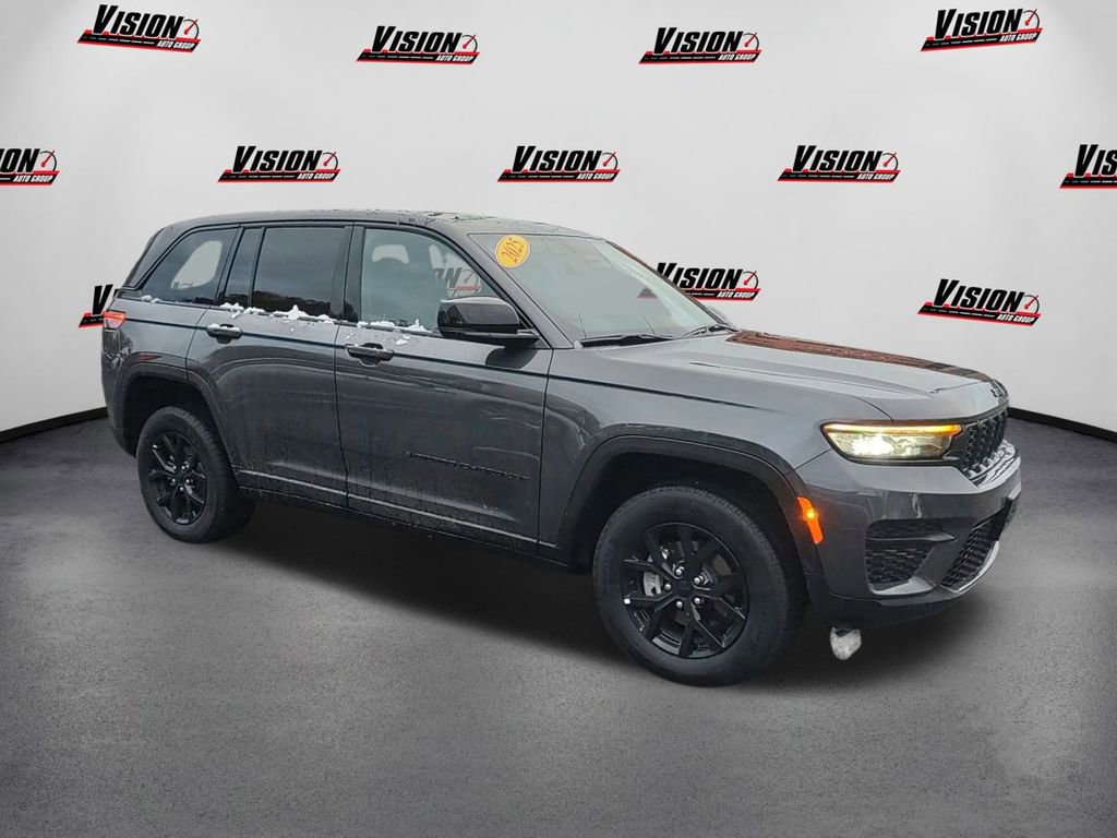 Used 2025 Jeep Grand Cherokee Altitude image 3