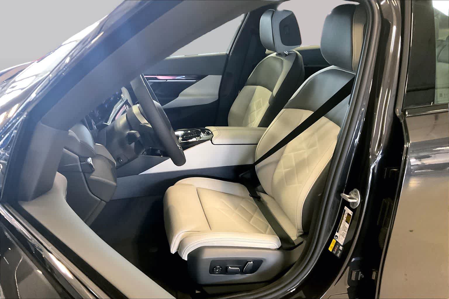 New 2026 BMW 550e xDrive AWD/4WD image 9