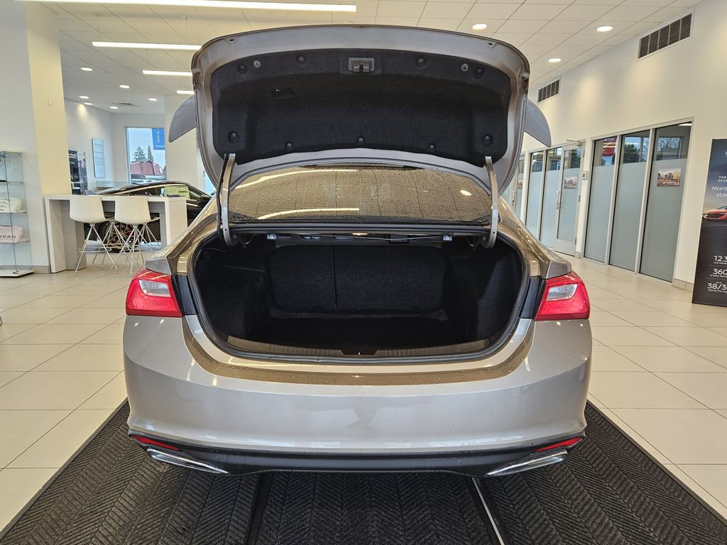 Used 2022 Chevrolet Malibu RS image 9