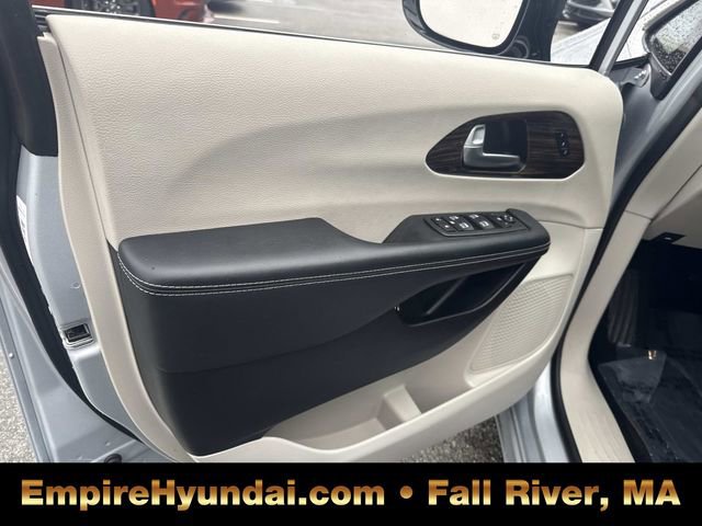 Used 2023 Chrysler Pacifica Limited image 18