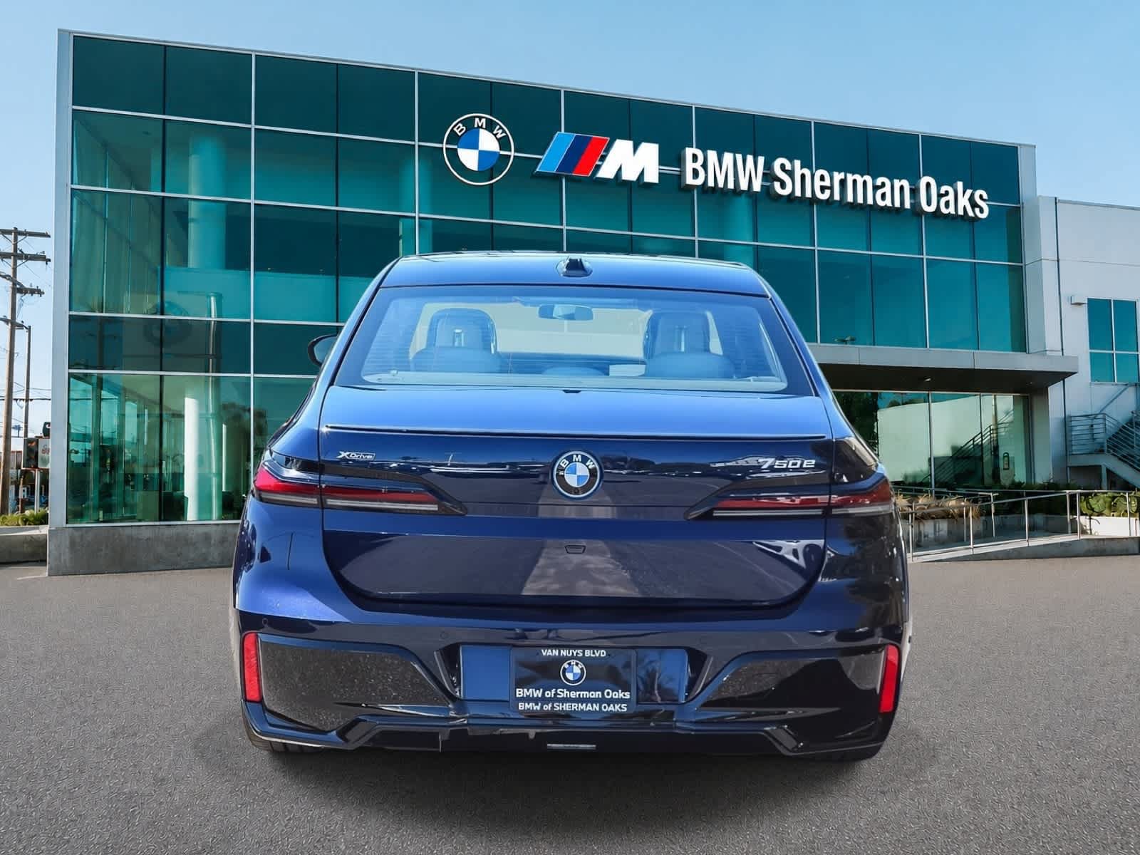 Used 2026 BMW 750e xDrive AWD/4WD image 5