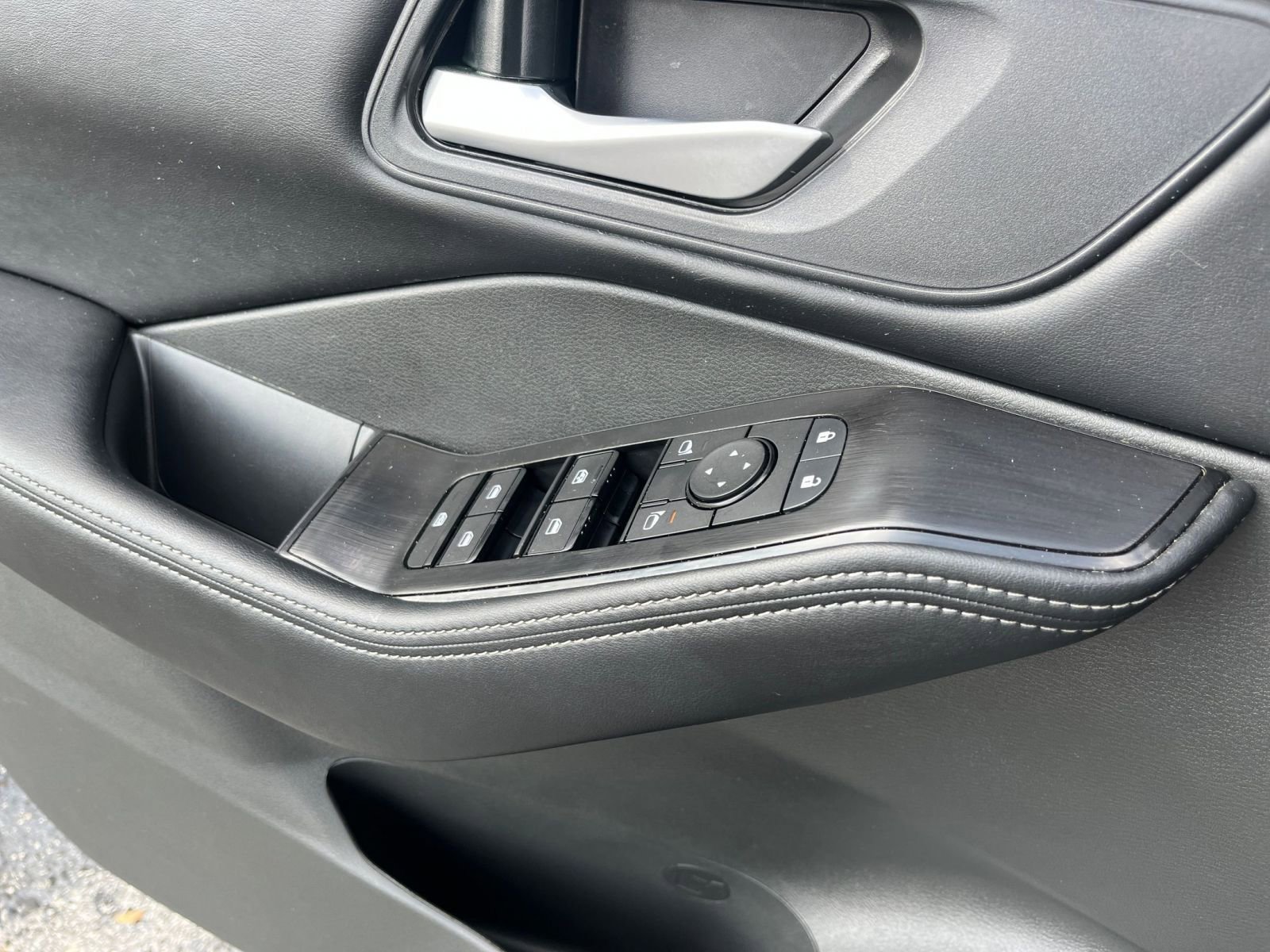 Used 2025 Nissan Rogue SV FWD image 18