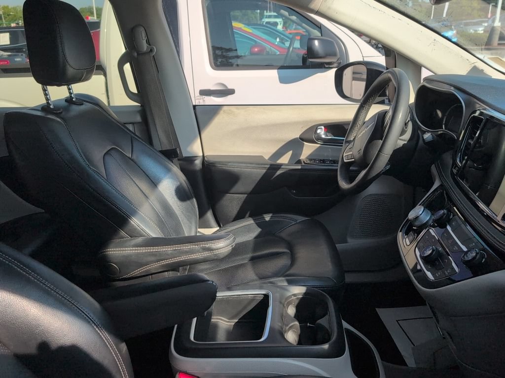 Used 2022 Chrysler Pacifica Touring-L FWD image 2