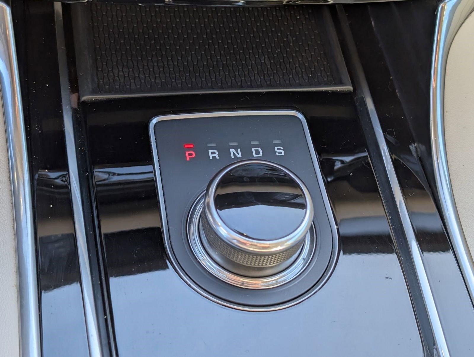 Used 2017 Jaguar XF Premium image 25