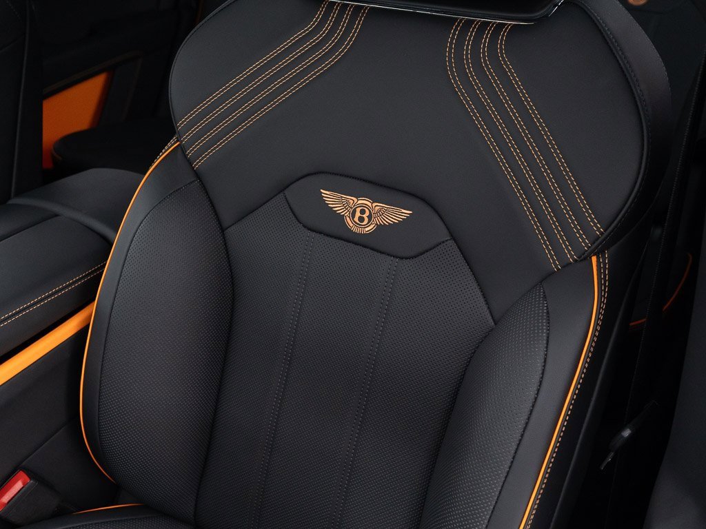 Used 2025 Bentley Bentayga image 18