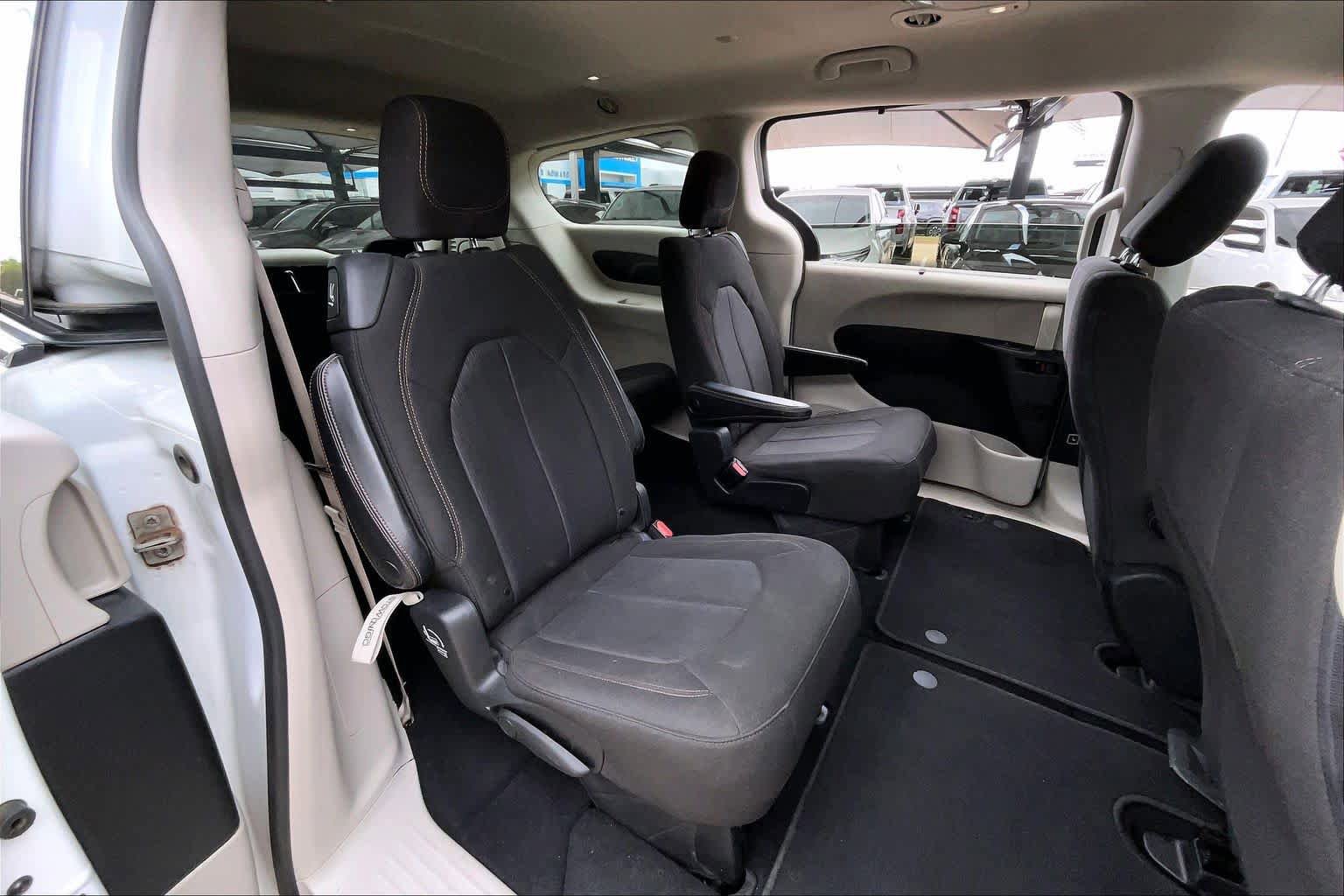 Used 2020 Chrysler Pacifica Touring FWD image 18