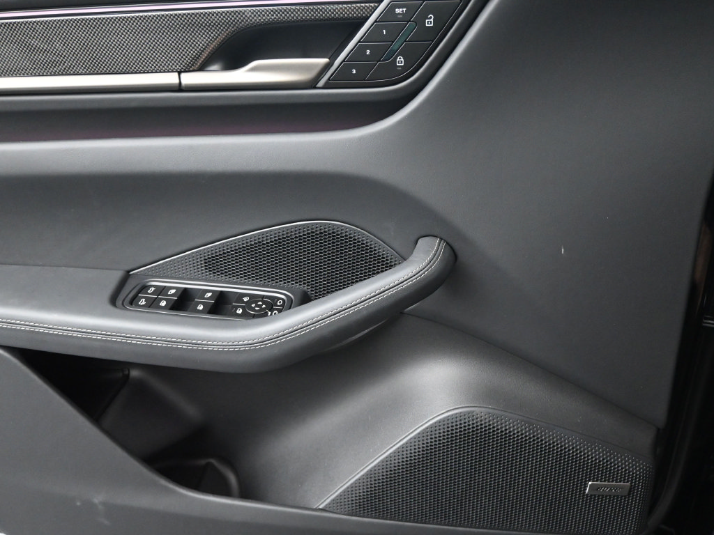 Certified 2025 Porsche Macan Turbo Electric AWD/4WD image 14