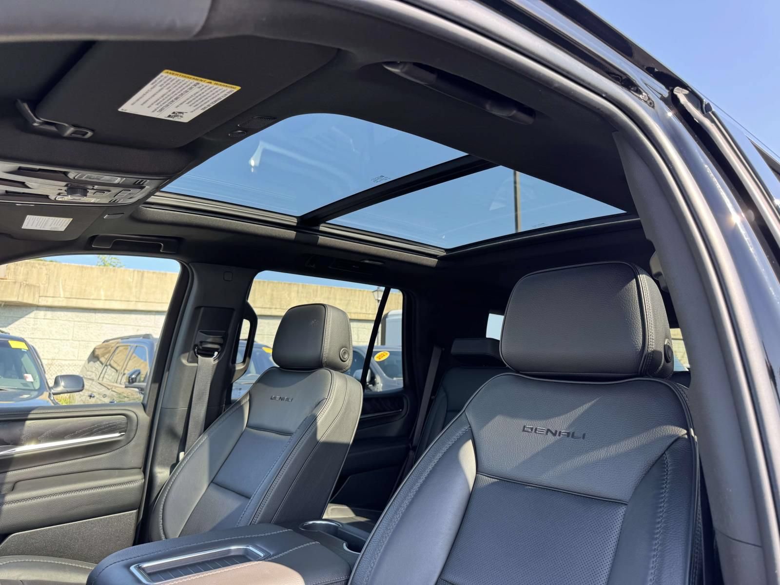 Used 2022 GMC Yukon Denali w/ Denali Premium Package AWD/4WD image 21