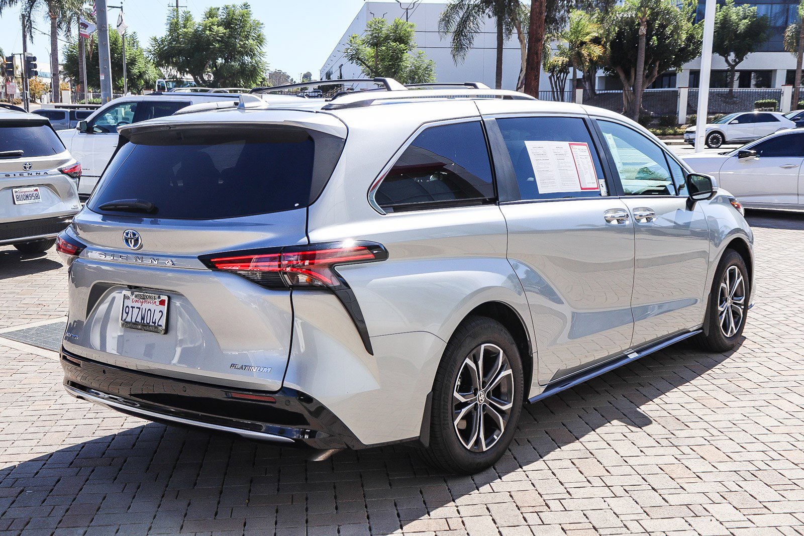 Used 2025 Toyota Sienna Platinum image 7