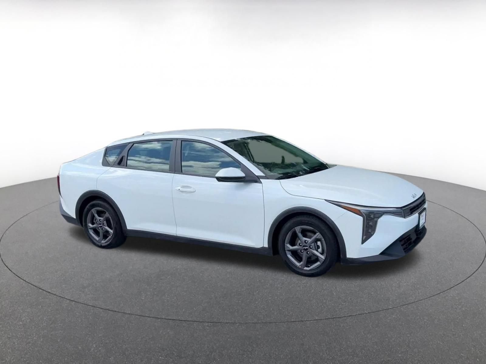 Used 2025 Kia K4 FWD image 2