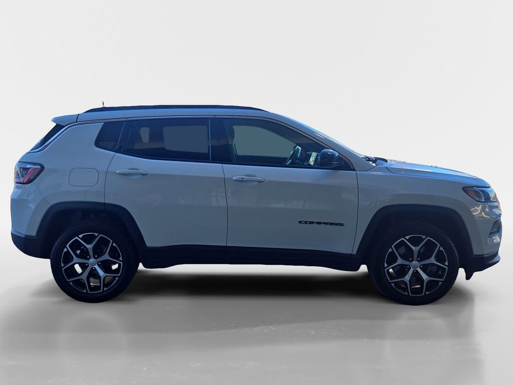 Used 2024 Jeep Compass Latitude image 6