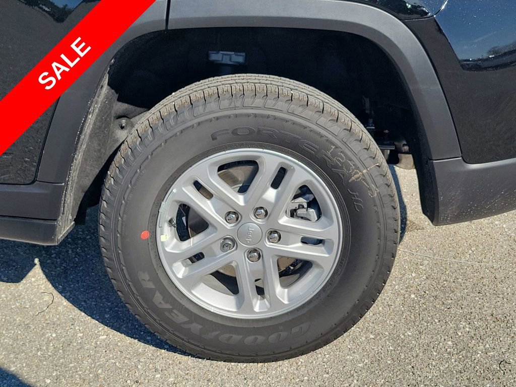 New 2025 Jeep Grand Cherokee Laredo w/ Luxury Tech Group I image 18