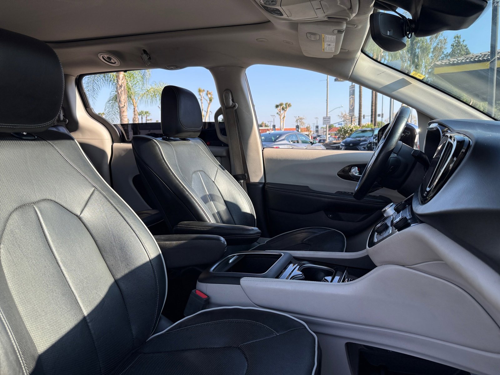 Used 2022 Chrysler Pacifica Limited w/ Uconnect Theater Family Group image 21