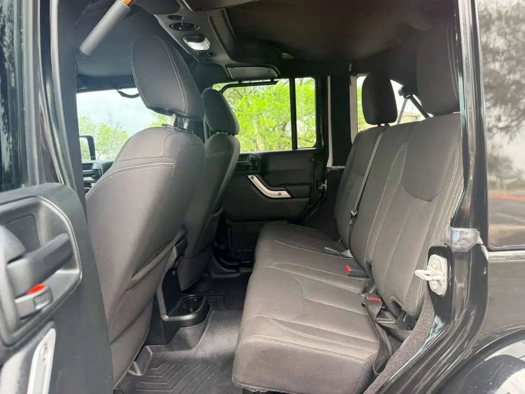 Used 2017 Jeep Wrangler Unlimited Sahara w/ Connectivity Group AWD/4WD image 23