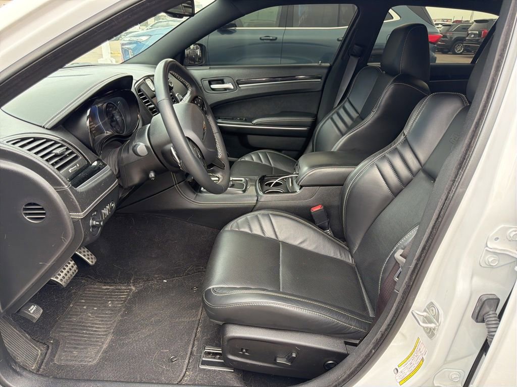 Used 2023 Chrysler 300 C image 2