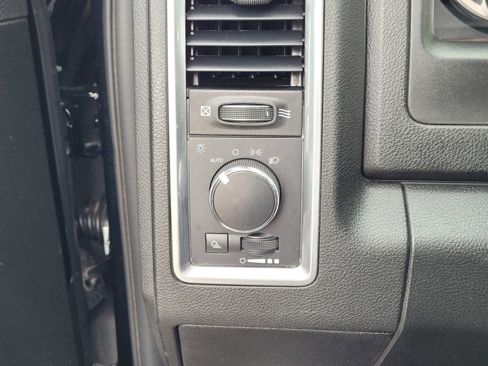 Used 2024 RAM 1500 Classic SLT image 17