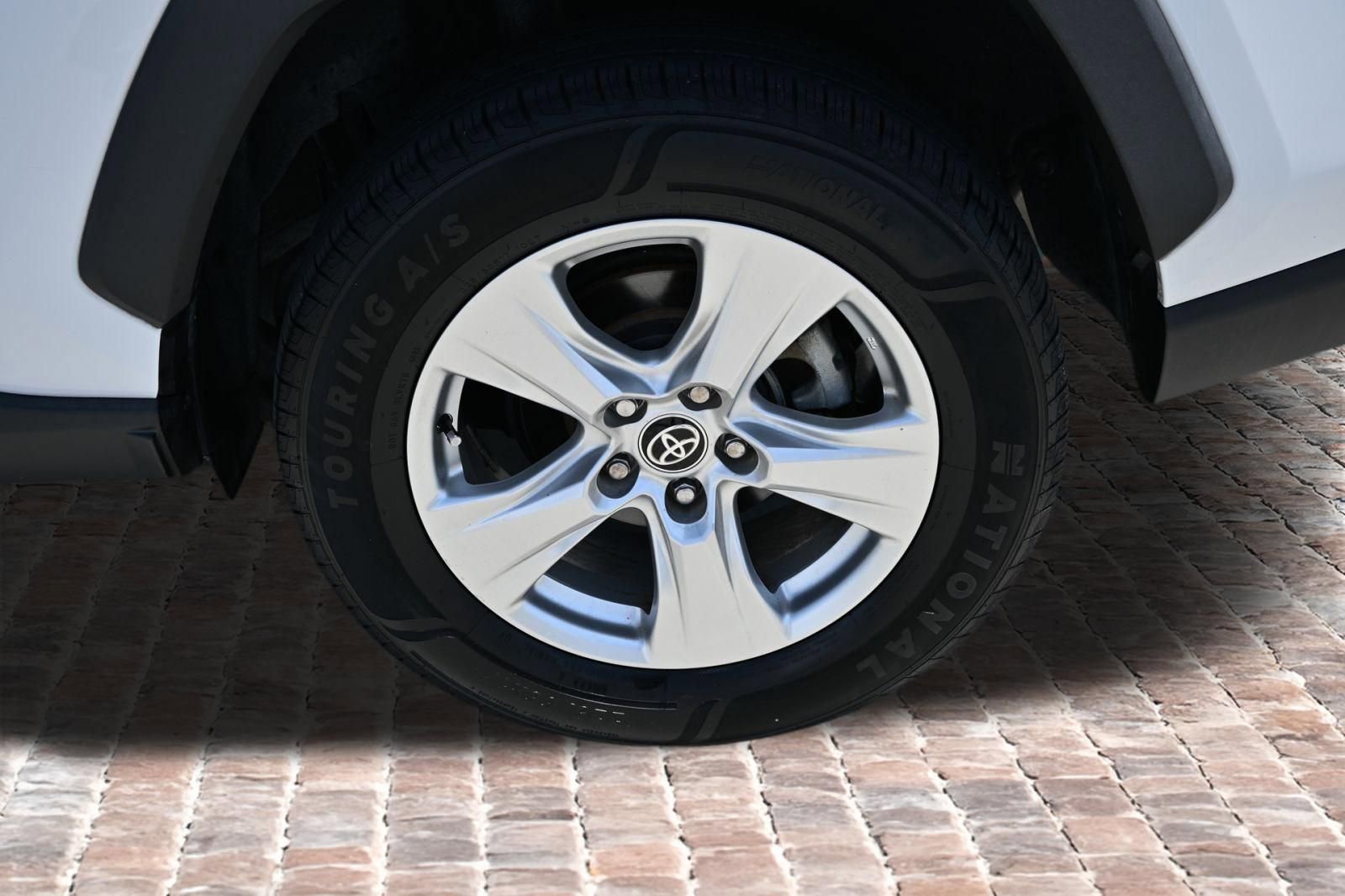 Used 2021 Toyota RAV4 XLE w/ Convenience Package FWD image 36