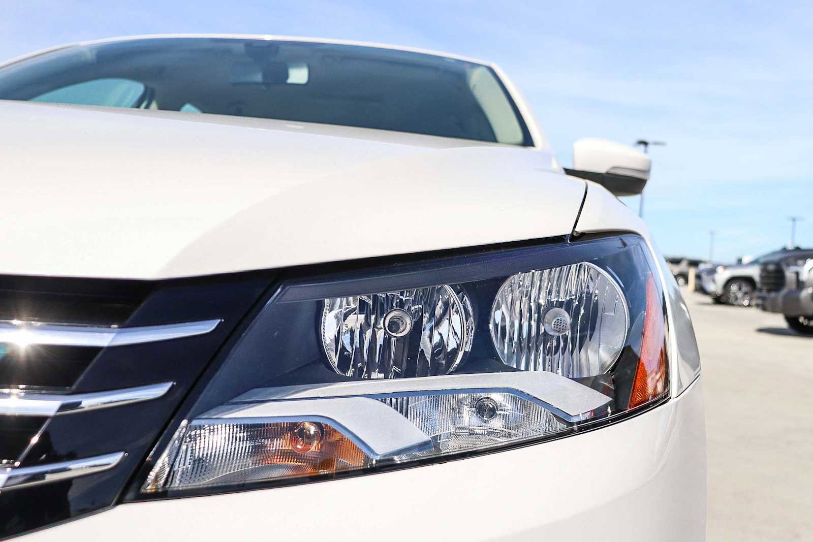 Used 2015 Volkswagen Passat 1.8T Limited Edition image 7