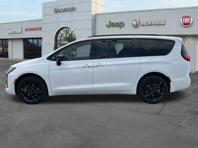 New 2027 Chrysler Pacifica Limited AWD/4WD image 4