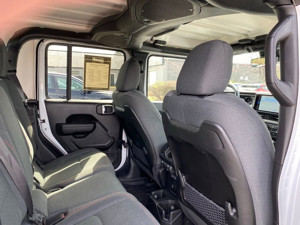 Used 2024 Jeep Gladiator Rubicon w/ Technology Group AWD/4WD image 37