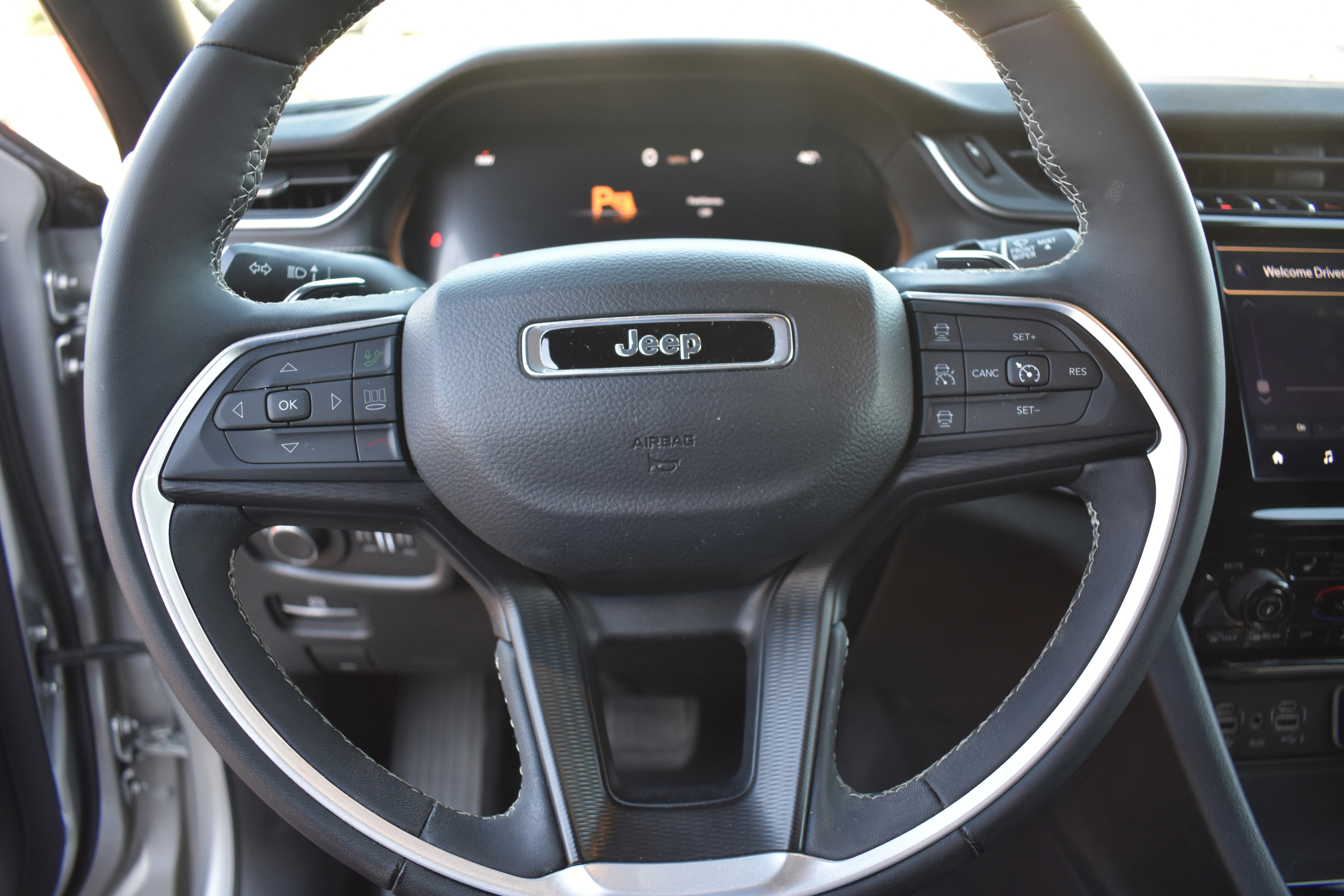 Used 2024 Jeep Grand Cherokee L Laredo w/ Luxury Tech Group I AWD/4WD image 13