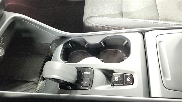 Used 2024 Volvo XC40 B5 Core image 16