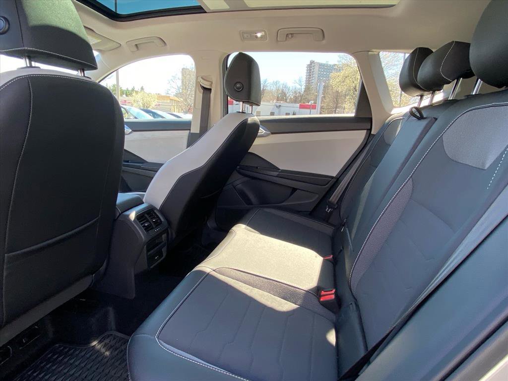 Used 2025 Volkswagen Taos SE AWD/4WD image 18