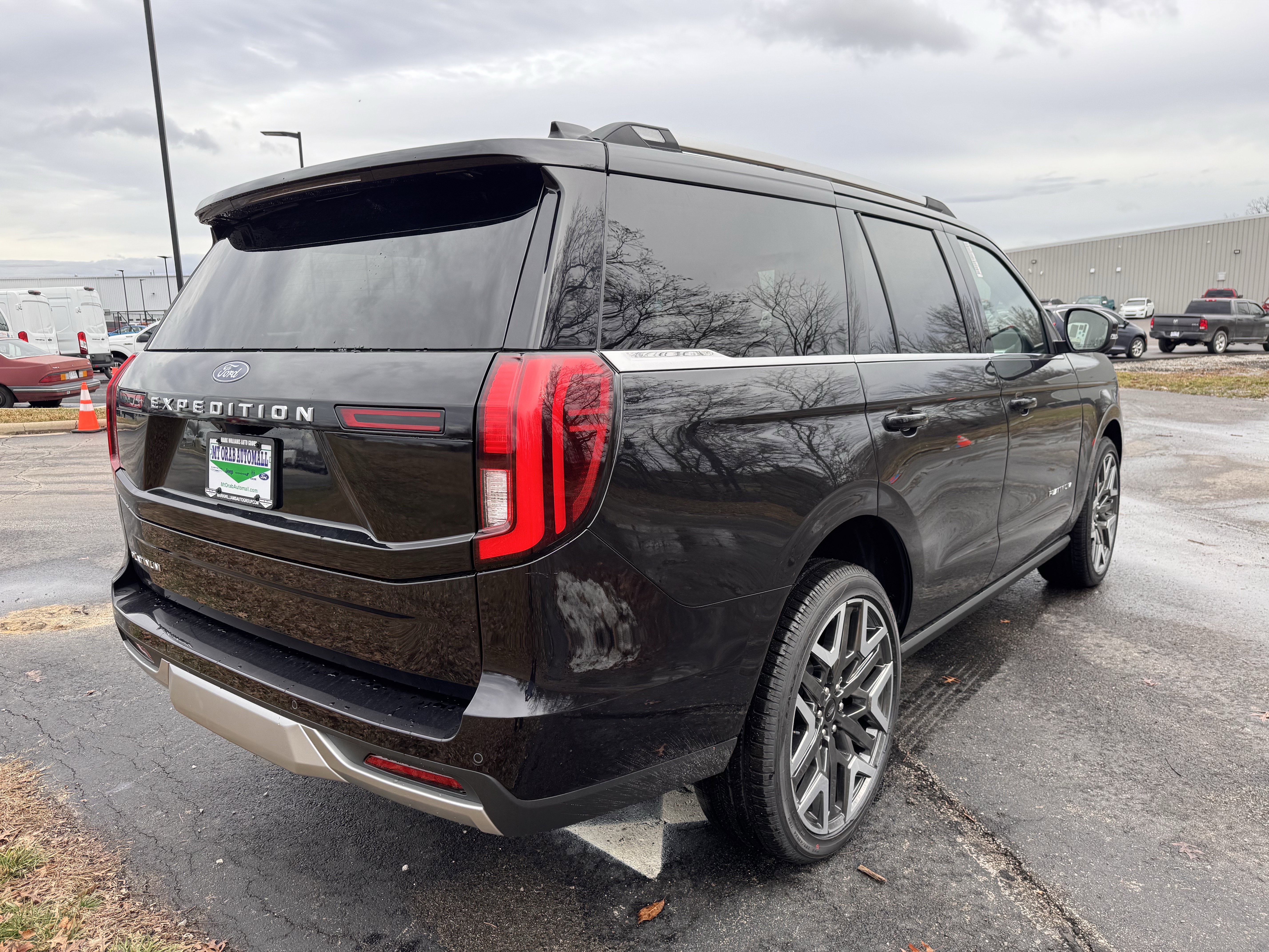 New 2026 Ford Expedition Platinum image 3