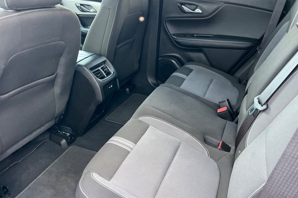 Used 2025 Chevrolet Blazer LT image 9