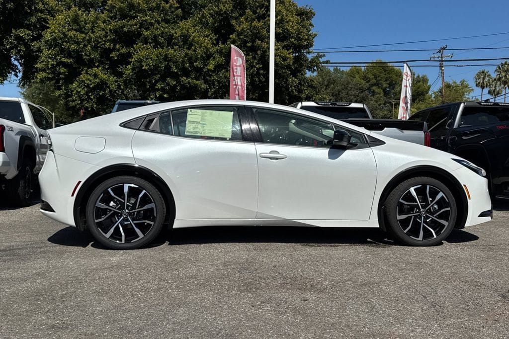 New 2026 Toyota Prius Plug-In Hybrid FWD image 4