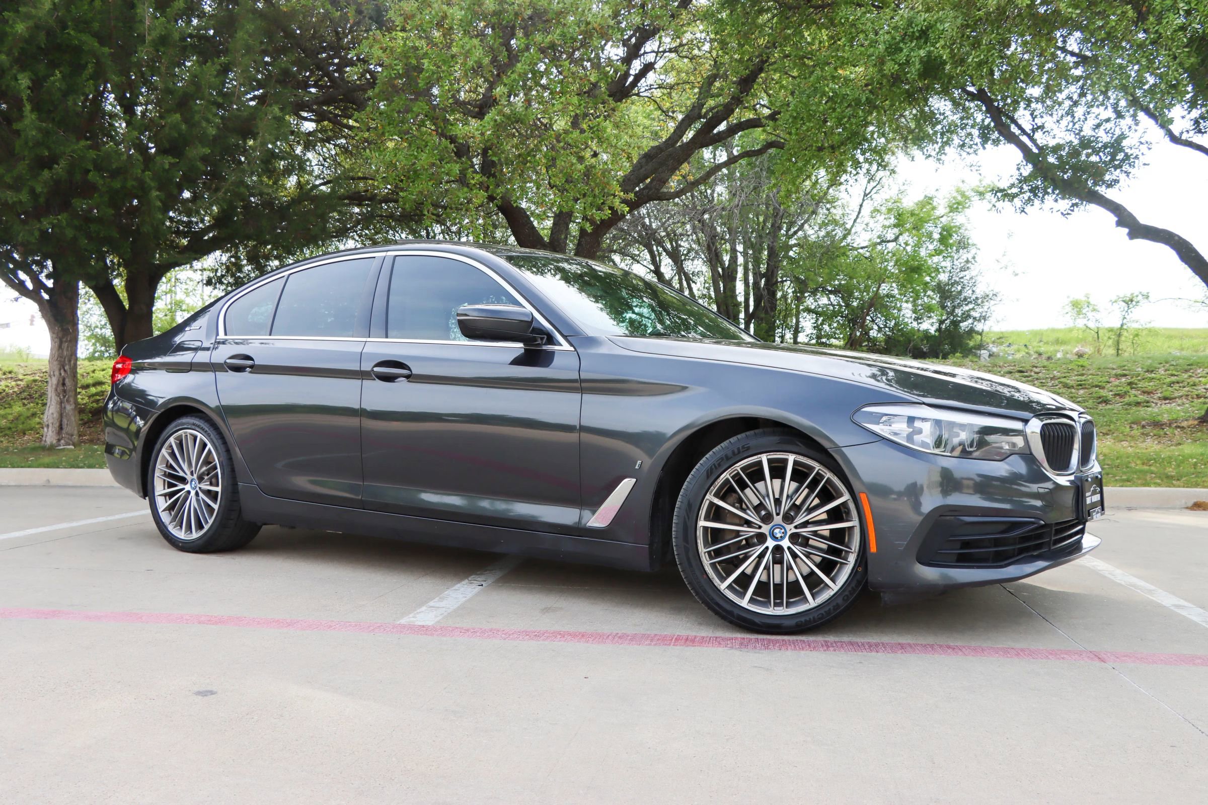 Used 2019 BMW 530e w/ Convenience Package image 1