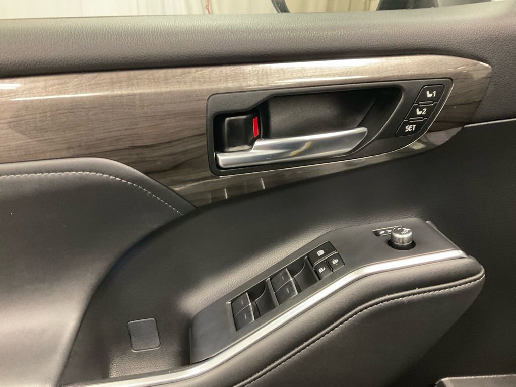 Used 2023 Toyota Highlander Limited image 21