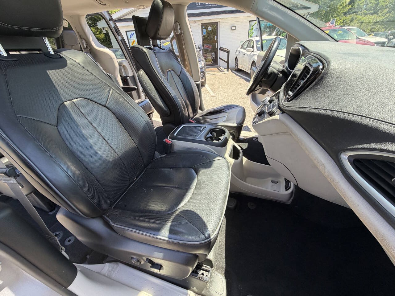 Used 2018 Chrysler Pacifica Limited FWD image 35
