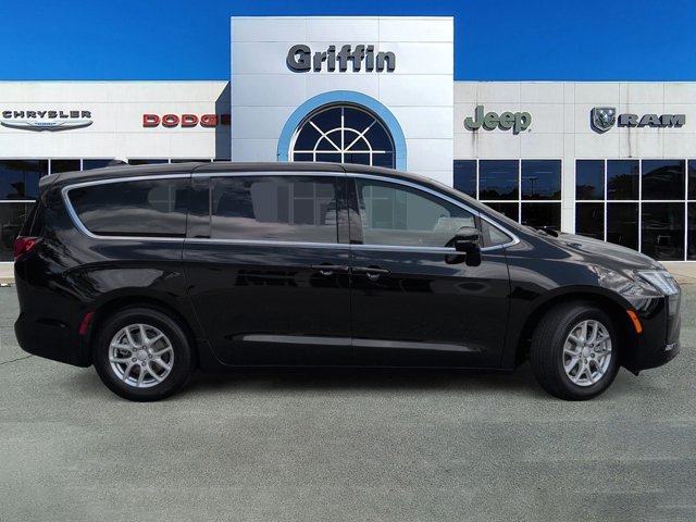 New 2027 Chrysler Pacifica Select FWD image 3