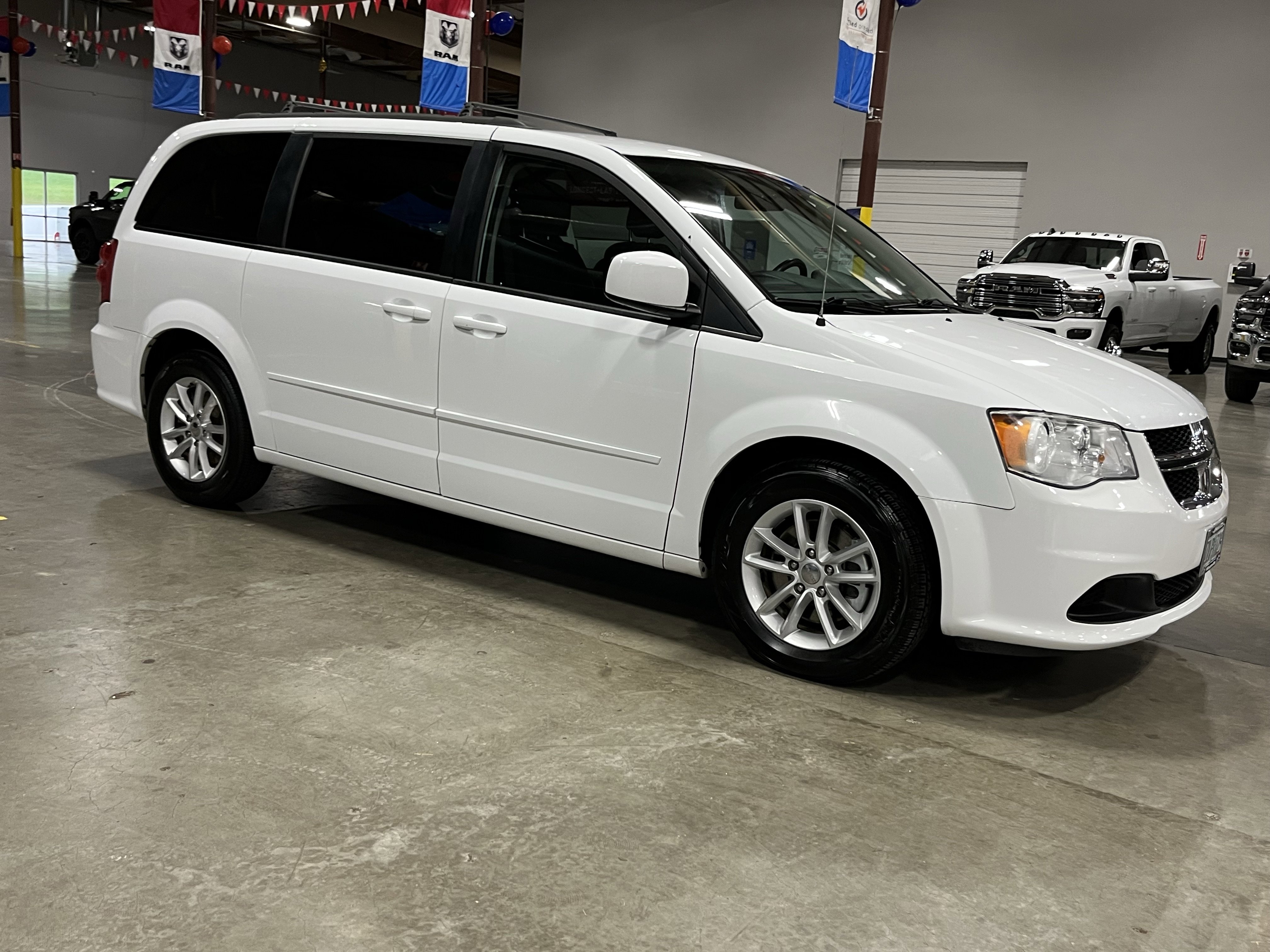 Used 2016 Dodge Grand Caravan SXT w/ Rear Park Assist Package image 7