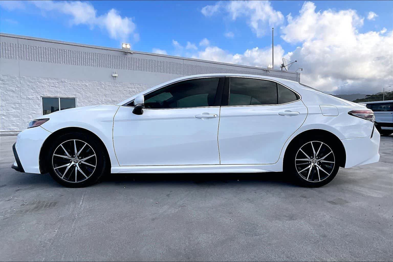 Used 2022 Toyota Camry SE FWD image 3