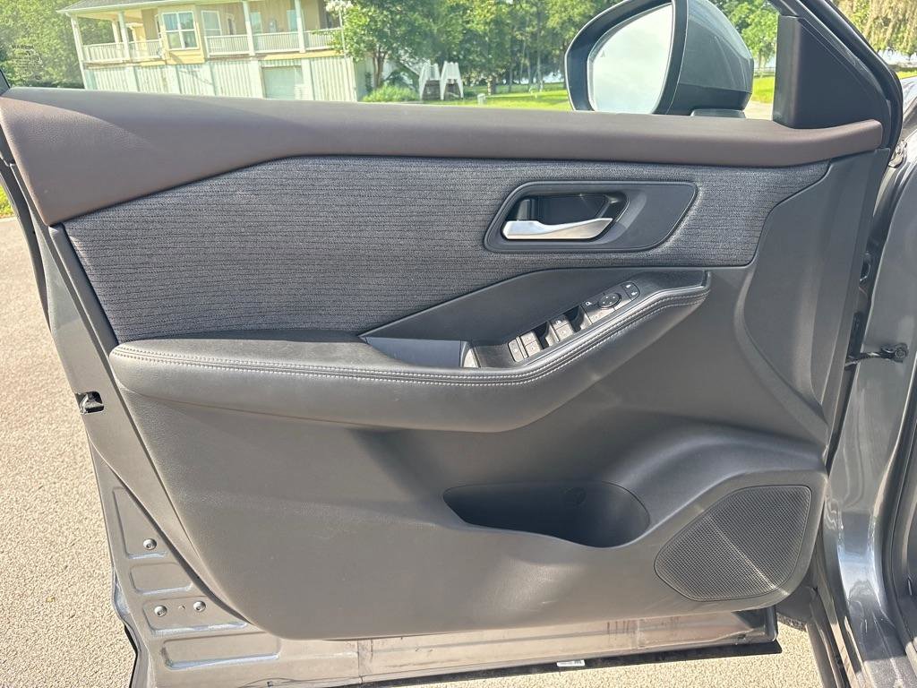 Used 2023 Nissan Rogue SV image 11