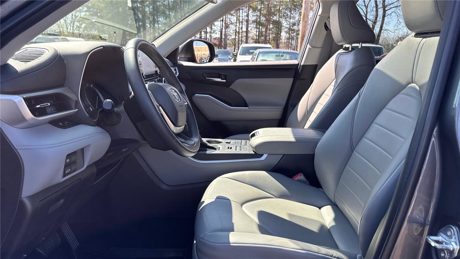 Used 2022 Toyota Highlander XLE image 10