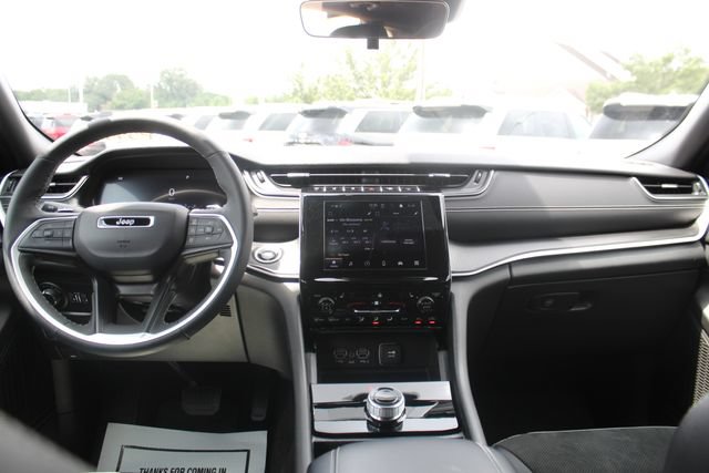 Used 2025 Jeep Grand Cherokee Altitude AWD/4WD image 16