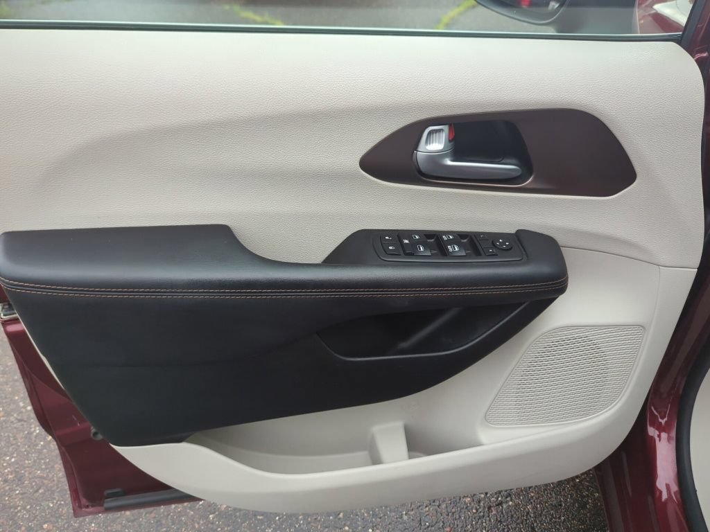 Used 2017 Chrysler Pacifica Touring Plus FWD image 38