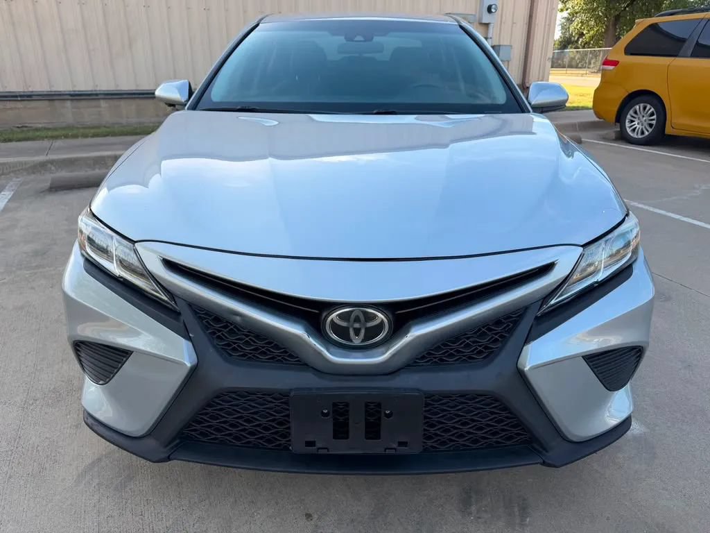 Used 2018 Toyota Camry SE FWD image 3