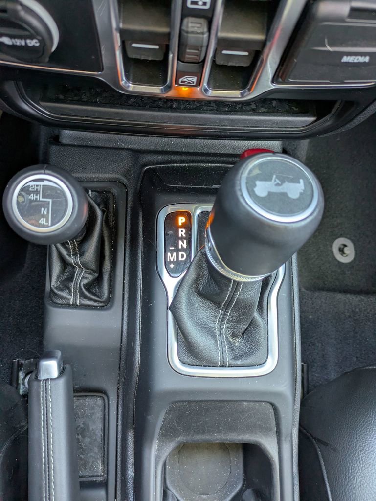 Used 2022 Jeep Wrangler Unlimited Sahara w/ LED Lighting Group AWD/4WD image 27
