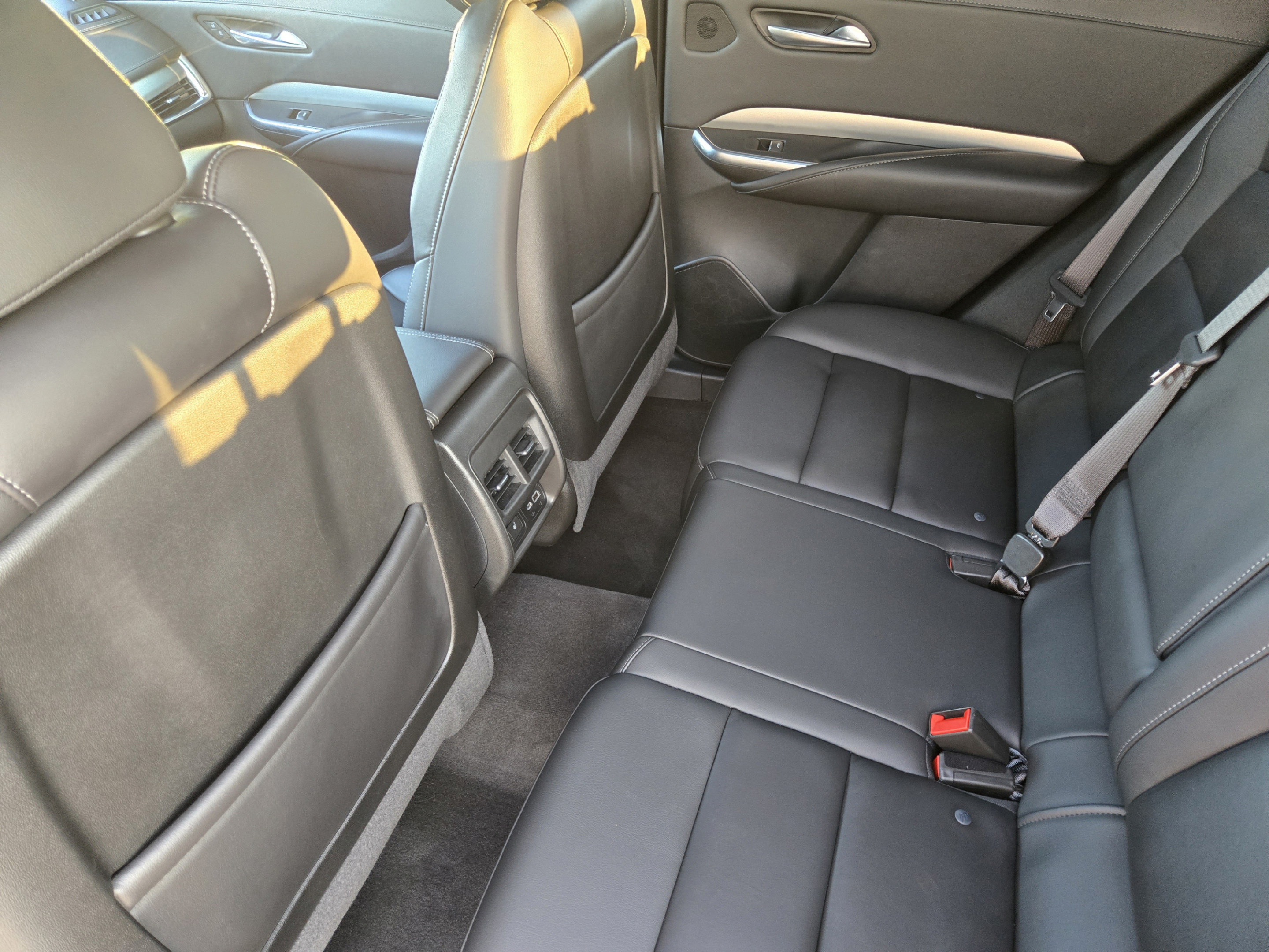 Used 2022 Cadillac XT4 Premium Luxury w/ Enhanced Visibility Package FWD image 30