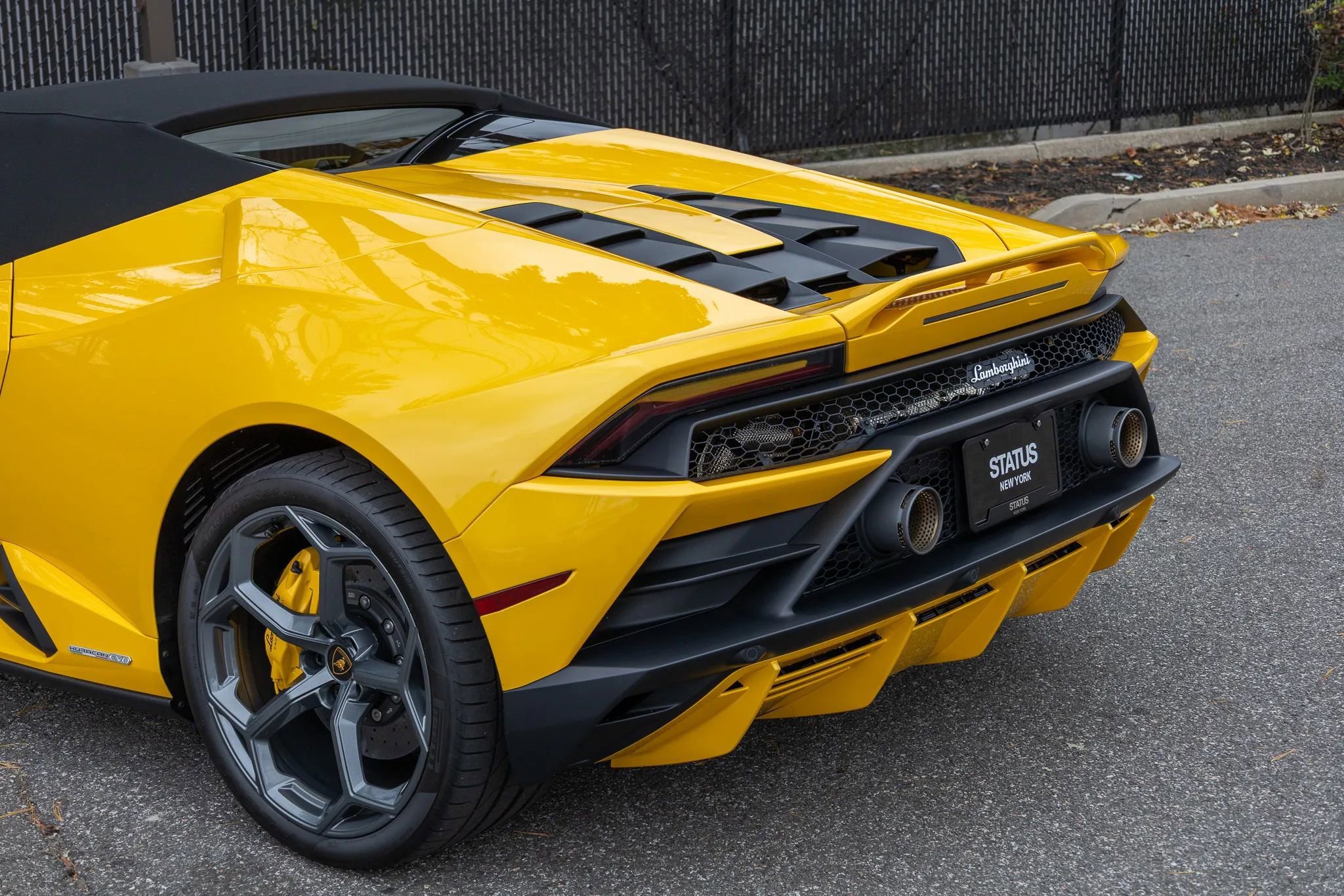 Used 2024 Lamborghini Huracan EVO image 38