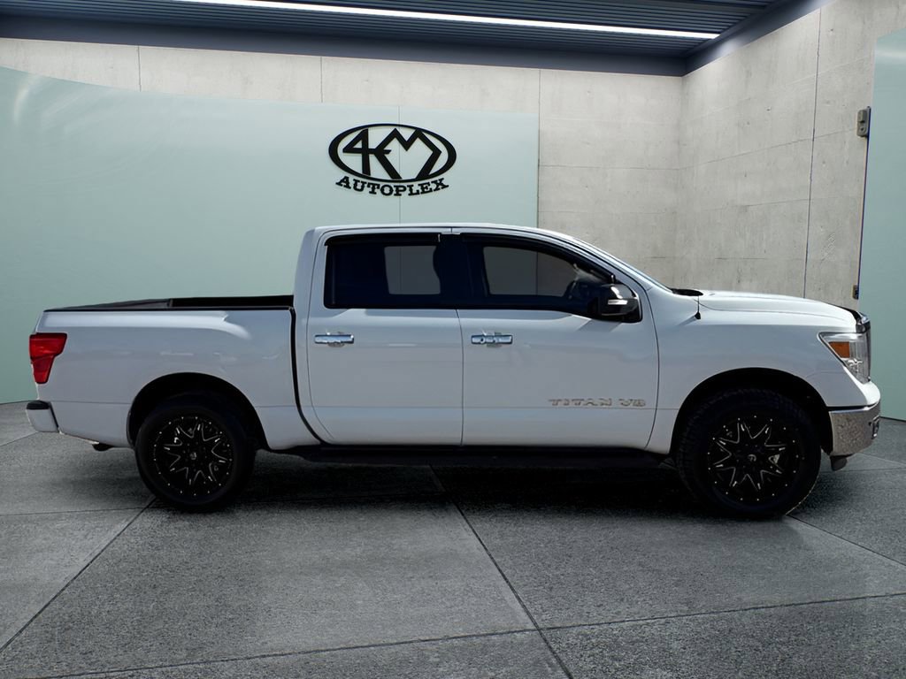 Used 2018 Nissan Titan SV w/ SV Convenience Package RWD image 2