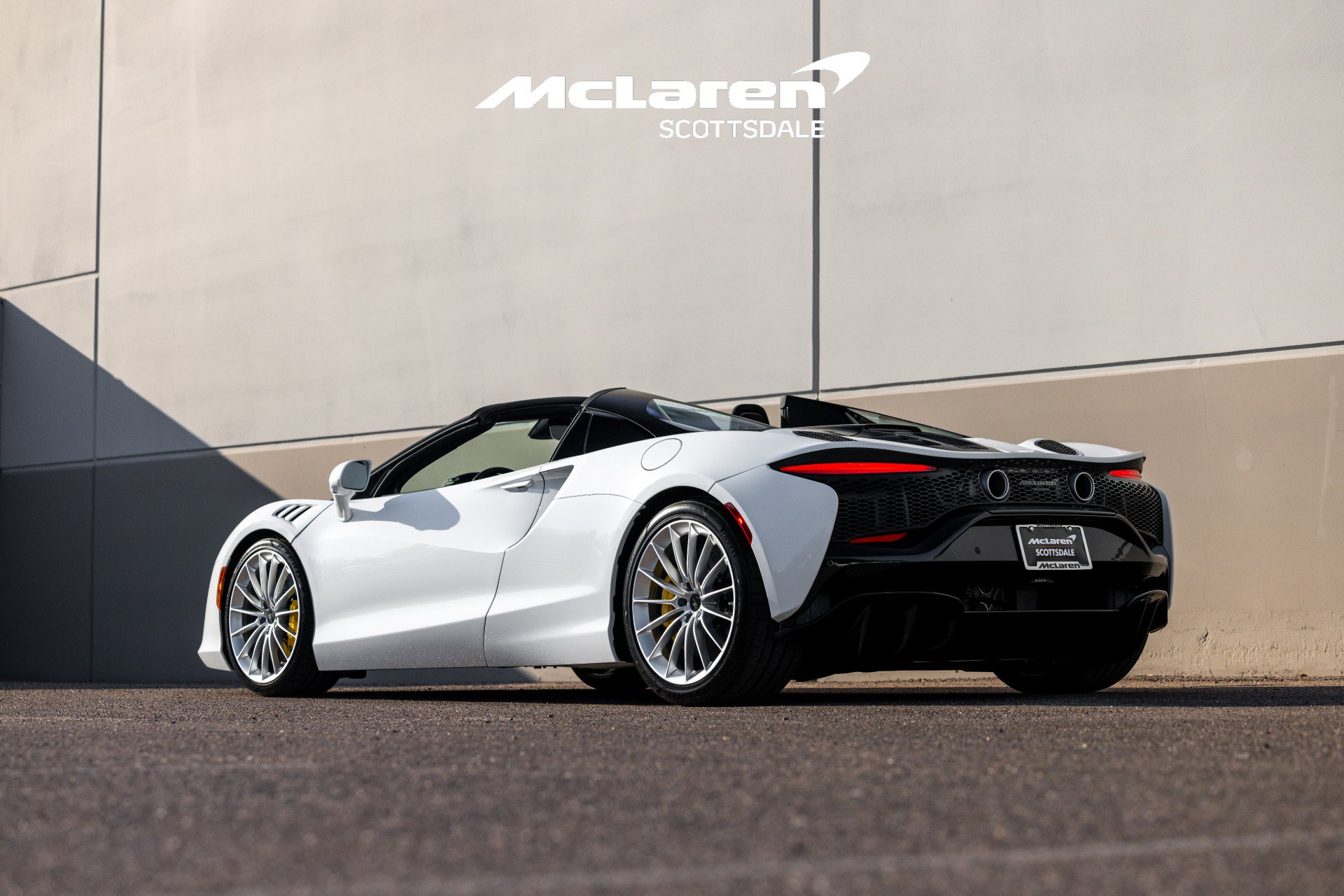 Used 2025 McLaren Artura Spider image 6