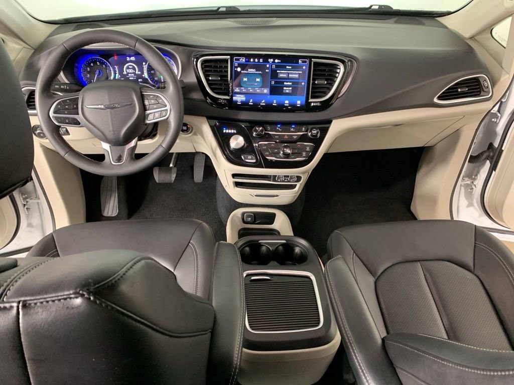 Used 2024 Chrysler Pacifica Touring-L image 35